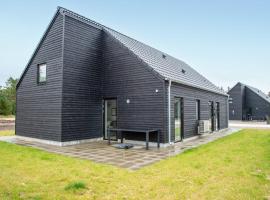 4 Bedroom Beautiful Home In R&oslash;m&oslash;，位于孔斯马克的带热水浴缸的酒店