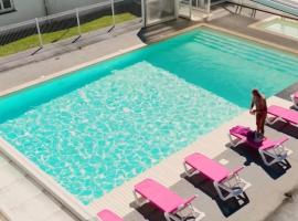 Camping 3 étoiles - Piscine - ccbbhhe，位于梅尔·莱斯·拜恩斯的酒店