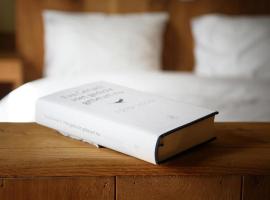 Poëziehotel Surplace - 15 min van Pairi Daiza & industriezone Ghislenghien，位于Bever的酒店