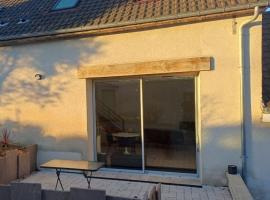 Gîte Gui's de 1 à 5 personnes avec piscine，位于莫讷的酒店