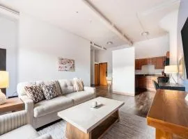 Landing Modern 1BD Courtyard