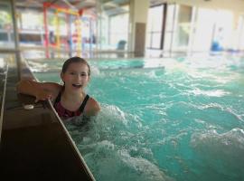 Camping Au Bois Du Cé à 3km du Puy duFou，位于查姆布里陶德的酒店