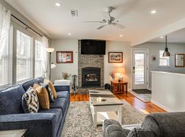 3 Mi to Washington College! Updated Home with Patio，位于切斯特顿的酒店