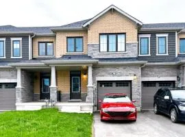 New 3-BR Home Near Niagara Falls with King Bed 75 Inch TV and Free Parking