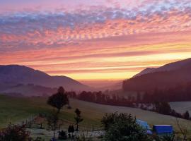 Apartment Schafmatthof Dachwohnung by Interhome，位于Weissenstein的带热水浴缸的酒店