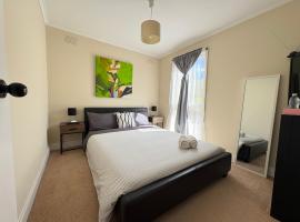 Comfy Queen bed in a friendly home，位于Langwarrin的酒店