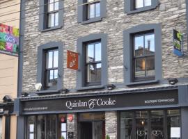 Quinlan & Cooke Boutique Townhouse and QCs Seafood Restaurant，位于凯尔西温O'Connell Memorial Church附近的酒店