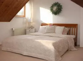 Feldrandlage - Privatzimmer mit Balkon und eigenem Parkplatz