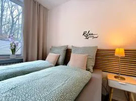 Große 68 qm Wohnung am Stiftsbergpark, 24 Std Check-In, Parkplatz, 3 Schlafzimmer, 6 Personen, WLAN, 55 Zoll Fernseher, Familien- Geschäfts- Monteurwohnung