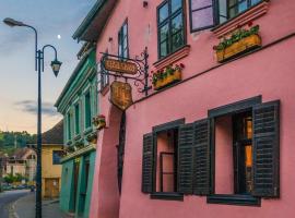 萨维利住宿加早餐旅馆，位于锡吉什瓦拉的带停车场的酒店