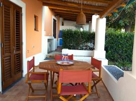 Ericùssa, sulla spiaggia con vista mare，位于Acquacalda的酒店