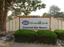 Crescent Bar Camping Resort Studio Cabin 2，位于Trinidad的带停车场的酒店