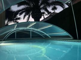Impresionante Villa con piscina climatizada - OLIVA NOVA，位于奥利瓦的酒店