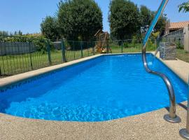 Cabaña con quincho, tinaja y piscina，位于Coinco的酒店