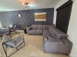 House in Torreón in a gated community -we invoice-，位于托雷翁的酒店