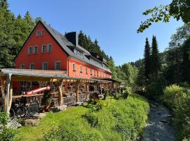 Erlebnishotel & Restaurant Fichtenh&auml;usel am P&ouml;hlagrund，位于K&uuml;hberg的带泳池的酒店