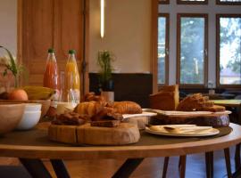 eclosion，位于Saint-Paul-en-Jarez的酒店