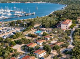 Holiday Homes Kanajt，位于普纳特的带泳池的酒店