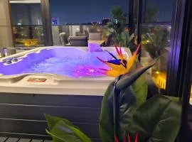 Crown Penthouse - Luxurious, Spa & Vista , by Uni88 ApartHotel