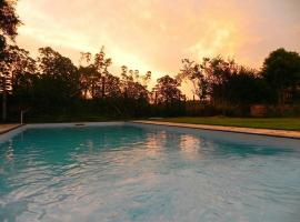 Casa de Campo com Piscina perto de SP Embu,Cotia，位于恩布的酒店