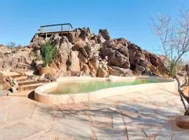 Private Joshua Tree Oasis w Pool and Hot Tub