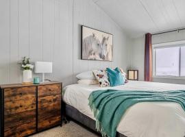 Lakefront Cabin - Cozy Retreat - 5Beds - TV - Wifi，位于Barrhead的海滩酒店