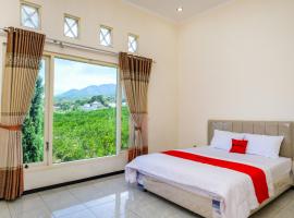 Reddoorz Near BNS 2，位于特勒贡的酒店