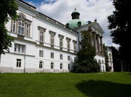 托佩尔森基扎莫克酒店，位于Topoľčianky的酒店