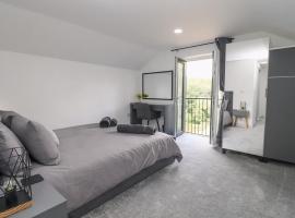 The View - Peaceful Duplex Apartment with Views, Parking & Wifi，位于纽尼顿的酒店