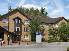 Travelodge Staines，位于斯坦斯的酒店