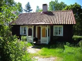 Charming cottage in the middle of the forest