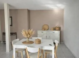 Appartement lumineux avec terrasse et parking à 5 min du centre ville