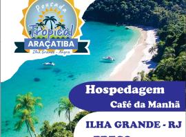 Pousada Tropical Ara&ccedil;atiba，位于阿拉夏奇巴海滩的带泳池的酒店
