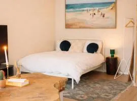 Modern Studio Apartment with Kitchenette near Belfast