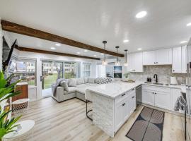 Pool and Marina! Luxe Condo on Lake Pend Oreille，位于桑德波因特的酒店