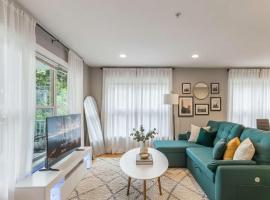 Modern 3 Bed 3 Bath Condo in Uptown，位于明尼阿波利斯的酒店