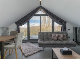 Lovely 2 BR Home in Faqra，位于佛雷亚的酒店