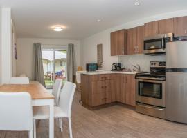 Riverside Resort & RV Park，位于夸利库姆海滩的酒店