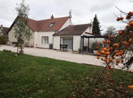 Gite calme avec grand parking privé, proche Dijon，位于Longeault的酒店