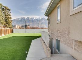 Stunning Peak Views Near Utah Lake! Cozy Getaway，位于奥勒姆的酒店