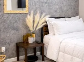 Boutique Condo with Patio Heart of Downtown Memphis Gated Parking