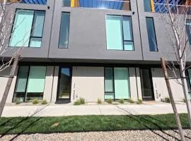 Modern Brand New Stylish Fully Furnished Studio Close to Downtown