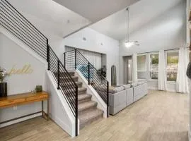 Modern and lux 4B House with Office 20 min to DT