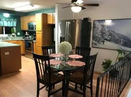 4 Bedroom Vacation House With Pikes Peak view Pet-friendly