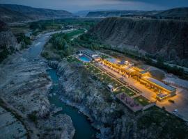 星草云栈阔克苏野奢营地，位于伊宁的酒店