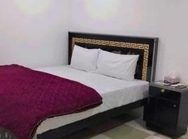 Premier hotel，位于Gujrāt的酒店