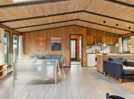 Charming Wooden Summer House In Trend，位于Løgstør的酒店