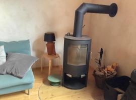 Romantic barn with sauna，位于Antweiler的酒店