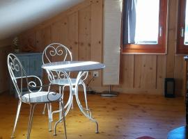 Belle chambre rustique à la campagne, proche de la ville，位于Praroman的酒店