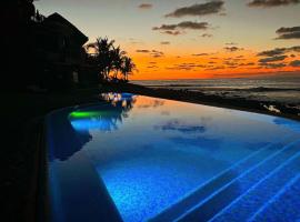 Waterfront condo in Magnificent Manzanillo Bay Troncones，位于特隆戈内斯的酒店